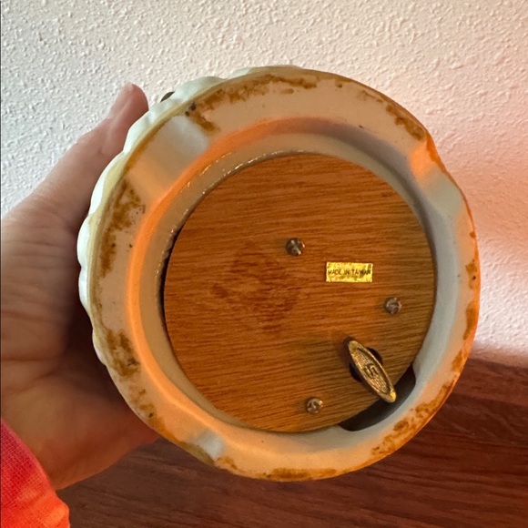 VTG Ceramic Jolly Santa Claus with Cello Holiday Figurine Music Box Works Taiwan - Picture 7 of 7